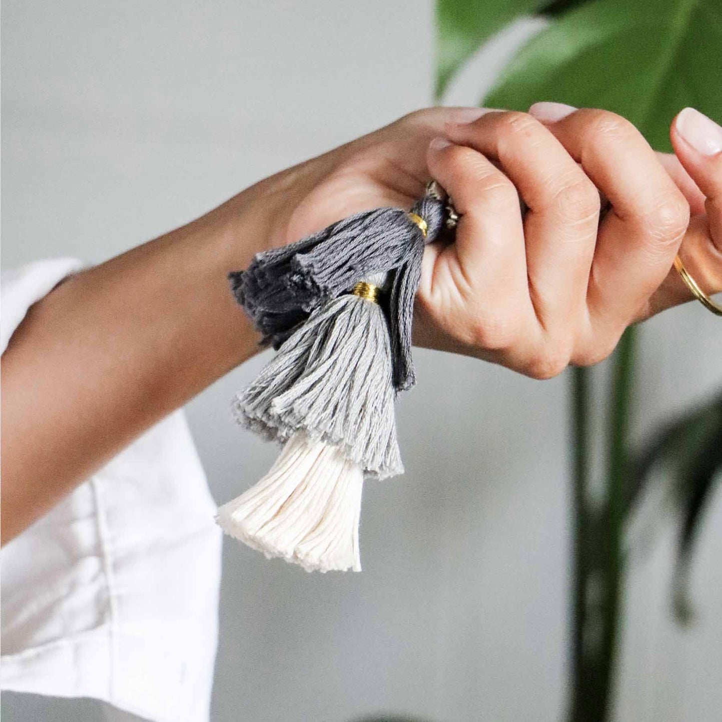 Vilten sleutelhanger tassel grijs
