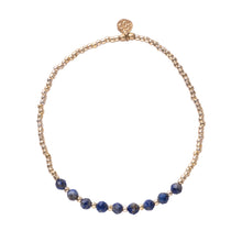 Afbeelding in Gallery-weergave laden, A Beautiful Story sieraden armband proud lapis lazuli blauw elastisch
