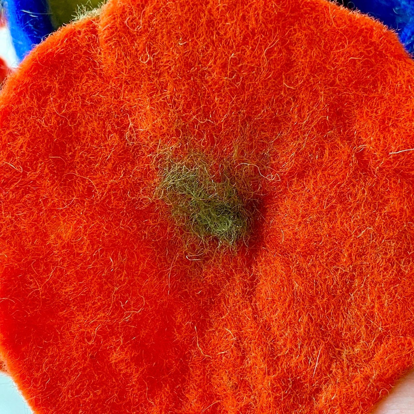 Vilten bloemenslinger