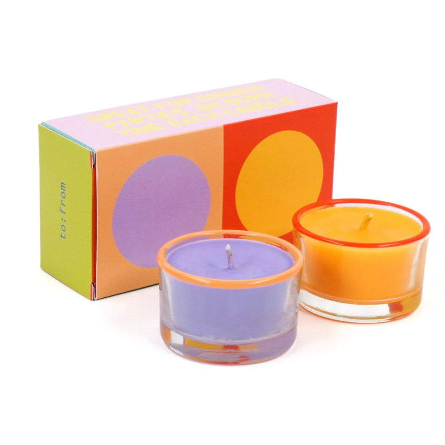 Twee gekleurde kaarsen in glas met gekleurde rand in trendkleuren, verpakt in mooi gekleurd doosje, paars en oranje