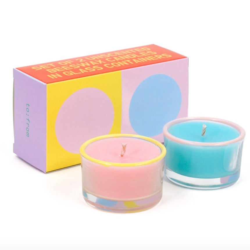 Twee gekleurde kaarsen in glas met gekleurde rand in trendkleuren, verpakt in mooi gekleurd doosje, roze en blauw
