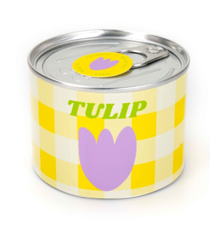 Mercado candle van het merk to:from, geurkaars in blik Tulip geel