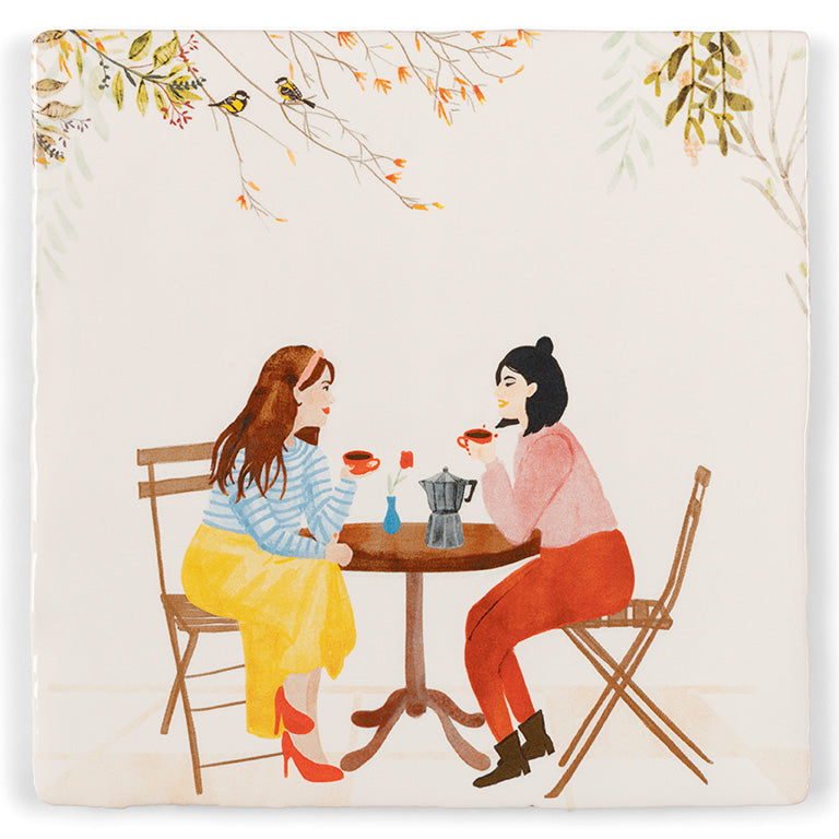 StoryTile Koffietijd. Op deze tegel staat een afbeelding van twee vrouwen die gezellig samen koffiedrinken. Ze zitten aan een tafeltje en kletsen samen.
