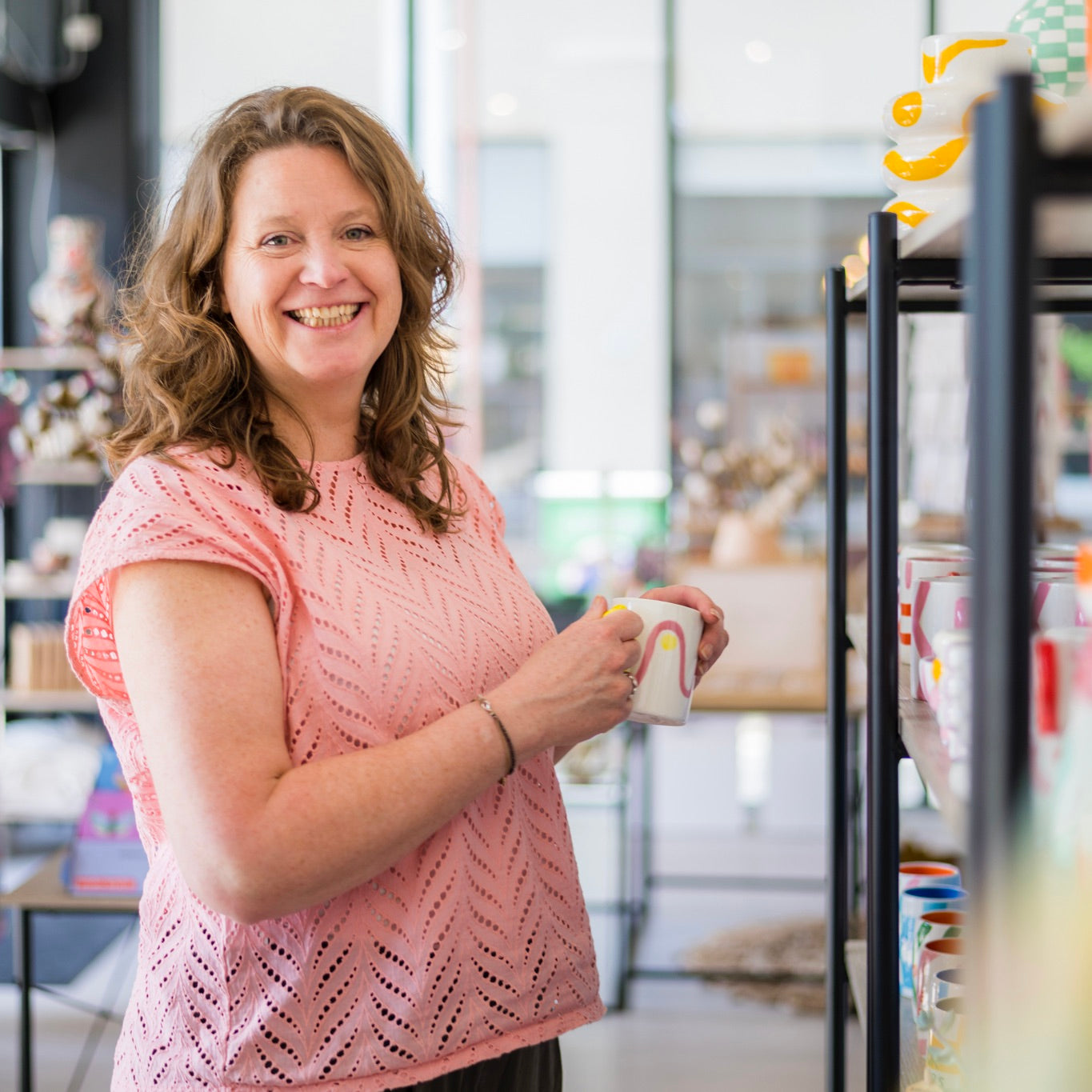 Jelka in Good Day Concept Store met een handbeschilderde mok van Que Rico in haar handen. 
