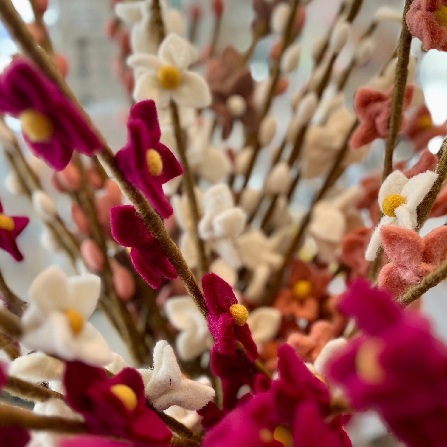 Bos vilten bloemen van Gry & Sif in wit, cerise en roze.
