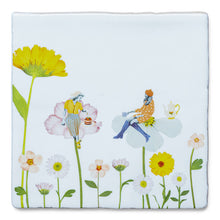Load image into Gallery viewer, StoryTile Our Cup of Tea. Dat is echt iets Coor ons! 2 vriendinnen drinken gezellige een kopje thee, terwijl ze in de bloemen zitten, tussen de bloemen.
