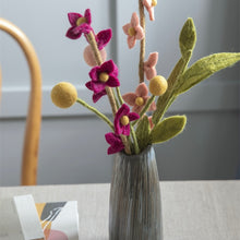 Afbeelding in Gallery-weergave laden, Donkerrode bloemen op tak
