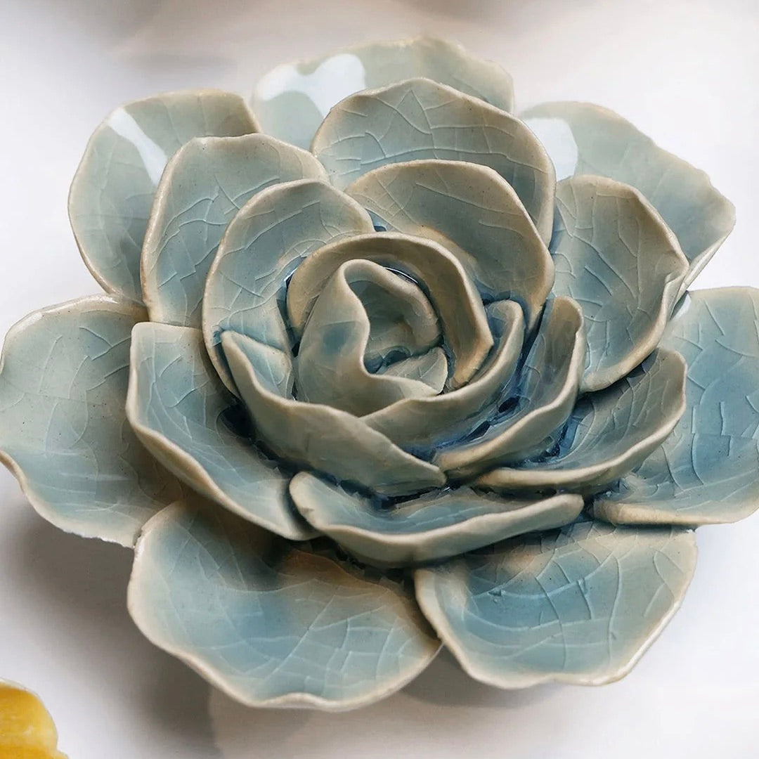 Wandbloem keramiek - Powder Blue Amandine Ranunculus
