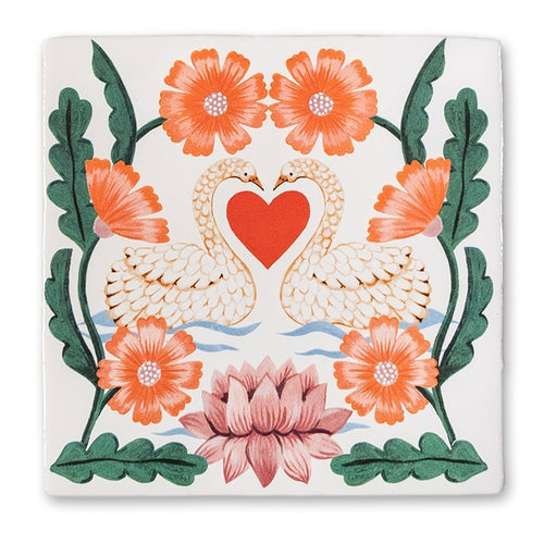 StoryTile Voor altijd samen: op dit tegeltje staan 2 zwanen. Hun halzen vormen een hart en daarin is een hartje getekend. Deze zwanen zijn omringd met rode bloemen. 
