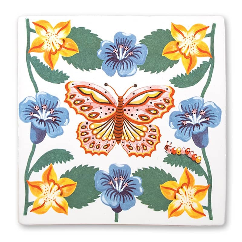 StoryTile Omarm Verandering: handgebakken siertegel met daarop een vlinder en bloem in de kleren roodbruin, blauw, geel en groen. 