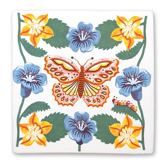 StoryTile Omarm Verandering: handgebakken siertegel met daarop een vlinder en bloem in de kleren roodbruin, blauw, geel en groen. 