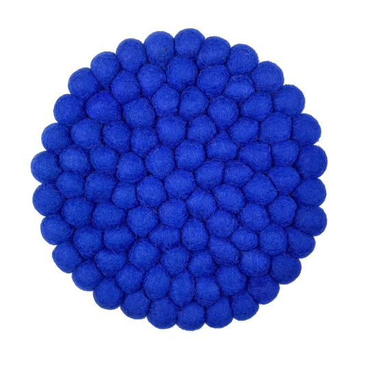 Vilten bolletjes onderzetter in de kleur electric blue ofwel felblauw