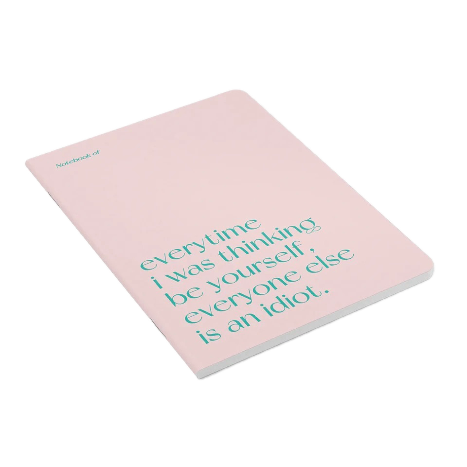 Schrift 'everytime I was thinking, be yourself everyone else is an idiot.'