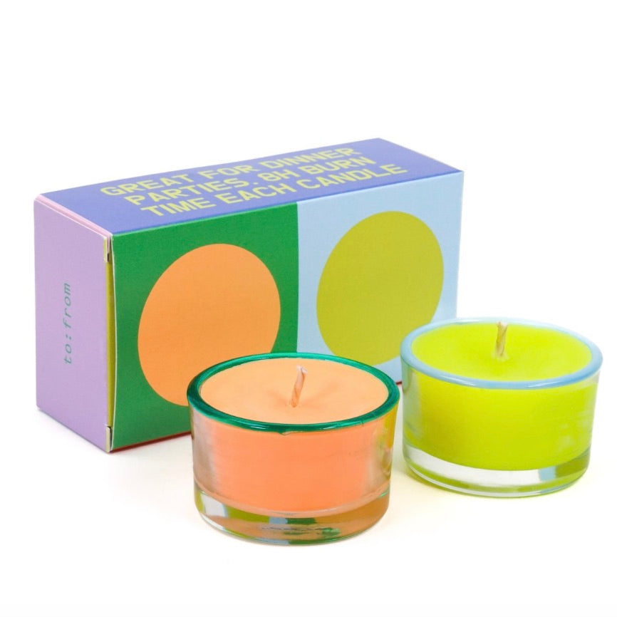 Twee gekleurde kaarsen in glas met gekleurde rand in trendkleuren, verpakt in mooi gekleurd doosje, oranje en groen