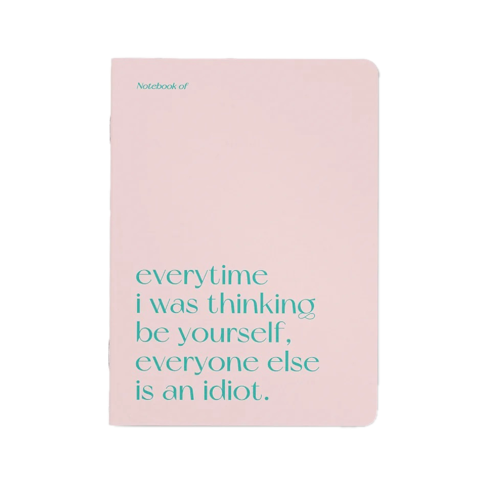 Schrift 'everytime I was thinking, be yourself everyone else is an idiot.'