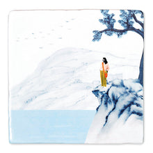 Afbeelding in Gallery-weergave laden, StoryTile Zee van Tijd. Prachtige StoryTile waarbij je zo wegdroomt. Hij heeft een Japanse stijl. Een moderne vrouw, in kleur, staat met haar handen in haar zakken van het uitzicht te genieten. Op de rand van een afgrond, onder een boom, met bergen op de achtergrond en de zee onder zich. Ze staat duidelijk te genieten. 
