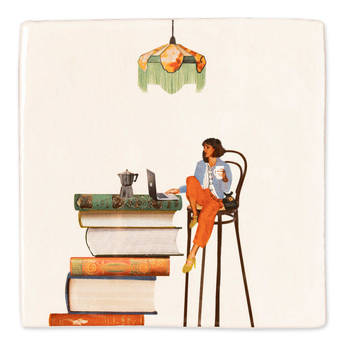 StoryTile Alles onder controle. Op deze StoryTile zie je een vrouw op een hoge kruk die aan haar laptop werkt met een kop koffie erbij. De tafel bestaat uit een grote stapel boeken. 