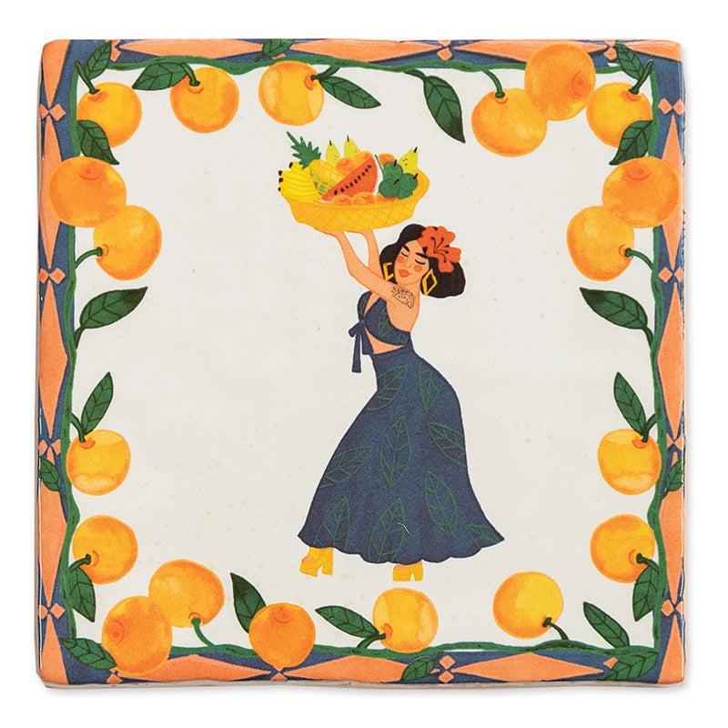 StoryTile Miss Feel Good. Een Spaanse dame die danst met een fruitmand boven haar hoofd. Eromheen zijn takken met sinaasappels 