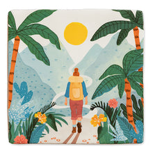 Load image into Gallery viewer, StoryTile Op avontuur. Een backpacker in het regenwood. Vrouw met rode haren in een knot, van achteren gezien, met rugzak op haar rug. Ze loopt op een pad tussen de palmbomen op weg naar de bergen met de felle zon in het midden van de tegel. 
