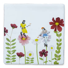 Charger l&#39;image dans la galerie, StoryTile De Bloemetjes Buitenzetten. Vrolijke StoryTile van twee dames die een cocktail drinken tussen de bloemen. De ene dame draagt een geel jurkje en danst, de andere zit op een bloem en schenkt het drankje bij. 
