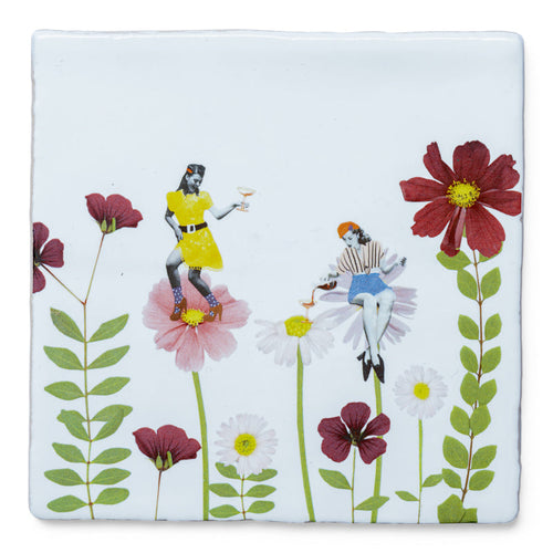 StoryTile De Bloemetjes Buitenzetten. Vrolijke StoryTile van twee dames die een cocktail drinken tussen de bloemen. De ene dame draagt een geel jurkje en danst, de andere zit op een bloem en schenkt het drankje bij. 