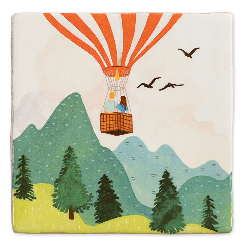 StoryTile In de wolken met jou. Deze tegel laat een stel zien dat in een luchtballon over een bos vliegt. 