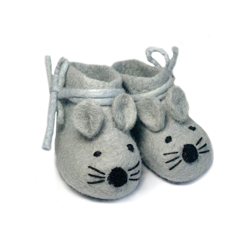 Schattige grijze babyslofjes in de vorm van een muis. Vilt gemaakt van wol. Met de hand gevilt. 