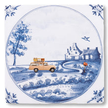 Load image into Gallery viewer, StoryTile Oost West Thuis Best: siertegel in Delfts Blauwe stijl met afbeelding van gele oude auto met koffers op het dak die naar een oudhollandse boerderij rijdt. Ook staat er een rode postbus op. 
