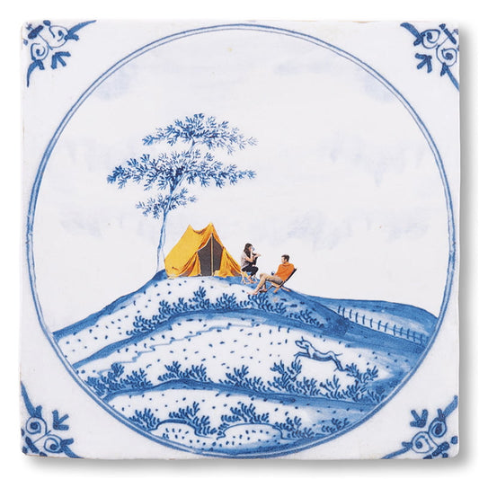 StoryTile Outdoor lovers. Gele tent op heuvel met man en vrouw die kamperen
