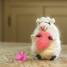 Afbeelding in Gallery-weergave laden, Liefdevol schaap
